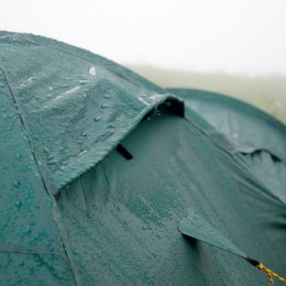 Походная палатка: как справиться с протечкой тента?